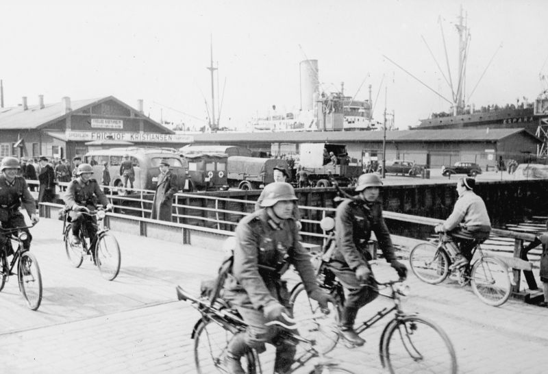 Велосипедисты Вермахта в порту Осло. Май 1940 г. 