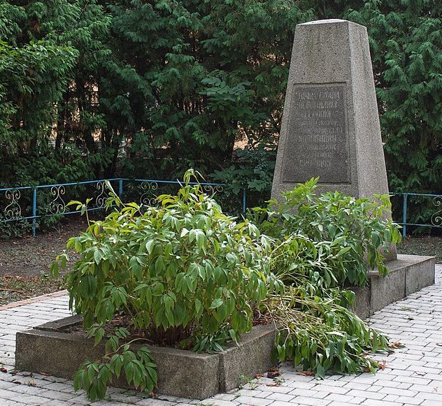 с. Кочубиивка Уманского р-на. Братская могила советских воинов.