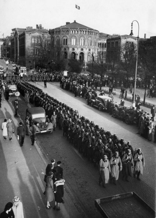 Колонна немецких солдат на улице оккупированного Осло. Май 1940 г.