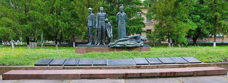 г. Новая Одесса. Памятник, установленный в 1983 году на братской могиле, в которой похоронено 104 мирных жителя Новой Одессы, зверски замученные немецко-фашистскими оккупантами.