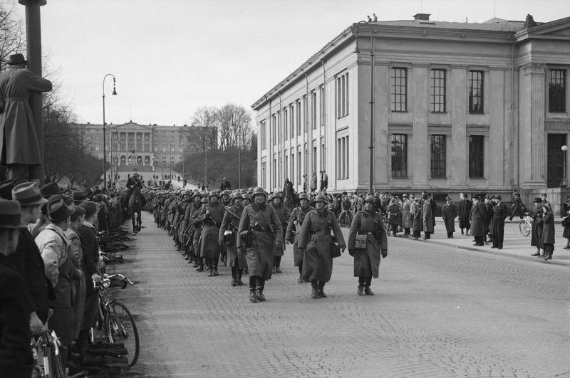 Колонна немецких солдат на улице оккупированного Осло. Май 1940 г.