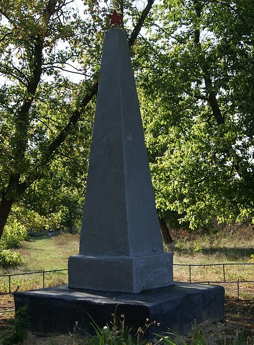 с. Михайло-Жуково Братского р-на. Памятник, установленный в 1975 году в честь воинов-земляков, погибших в годы войны.