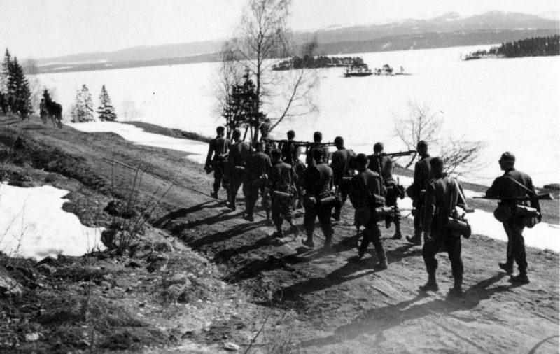 Немецкие горные стрелки на пути к Снасе. Май 1940 г.
