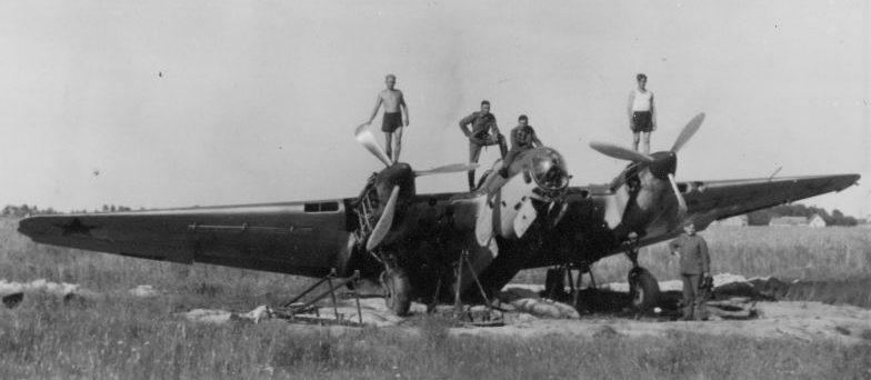 Немецкие солдаты на захваченном на аэродроме Пярну советском бомбардировщике Ар-2. Август 1941 г. 