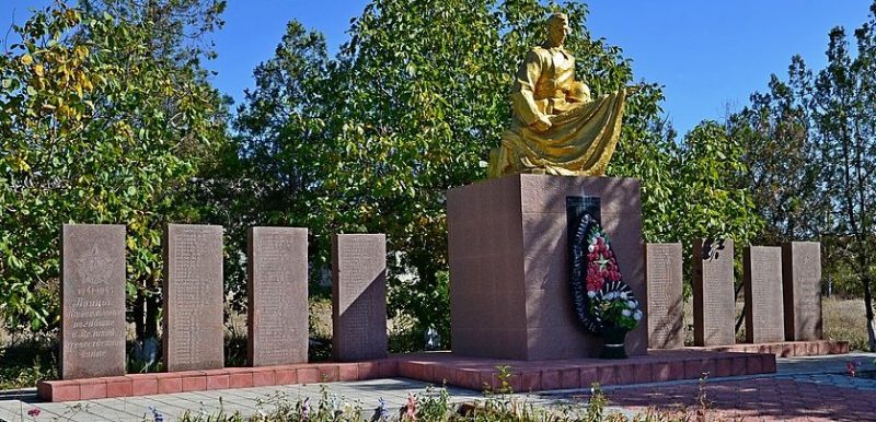 с. Подлесное Новоодесского р-на. Памятник, установленный в 1955 голу на братской могиле, в которой похоронено 33 советских воинов.