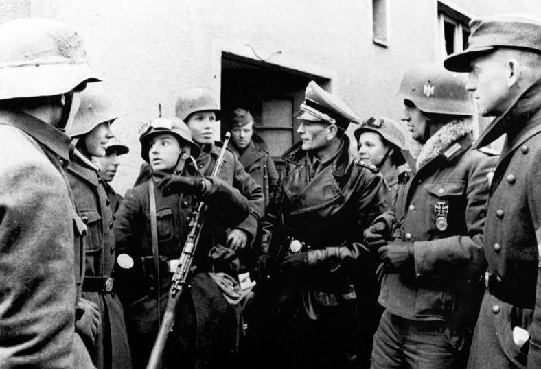 Ополченцы получают инструкции по обороне одного из районов города Пириц. Февраль 1945 г. 