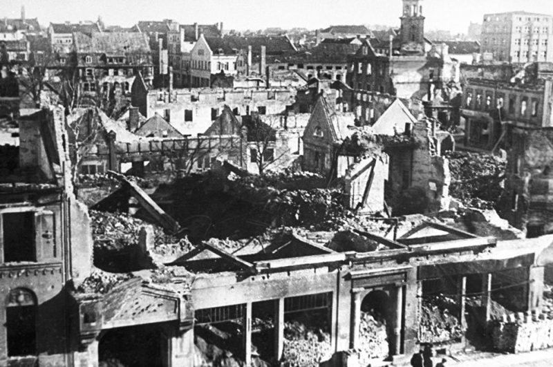 Разрушения в городе. 1945 г.