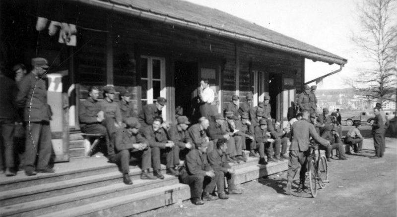 Группа норвежских пленных в городке Стайнкьер. Май 1940 г. 