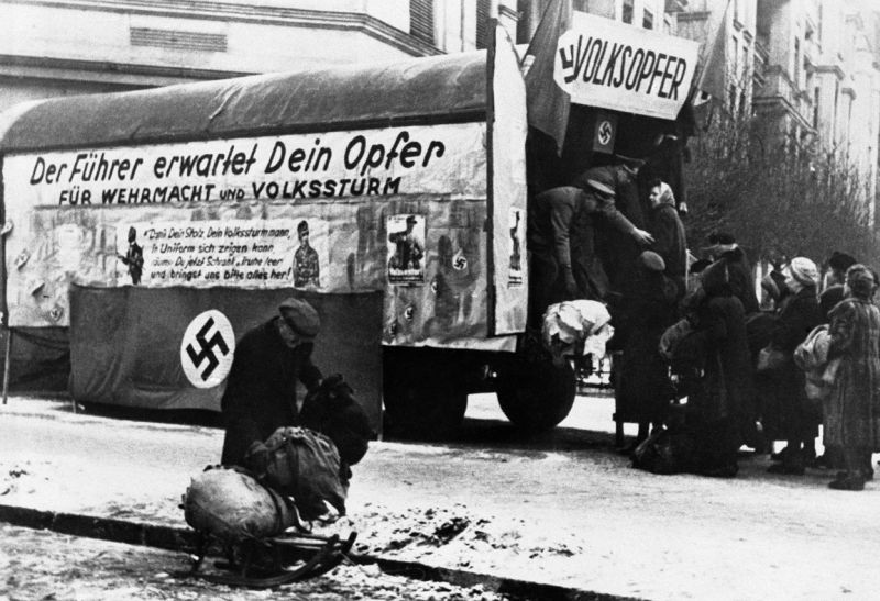 Жители Берлина у автобуса для сбора пожертвований в Вермахт и Фольксштурм. Февраль 1945 г. 