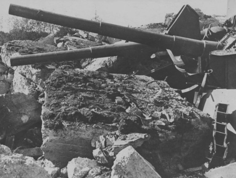 305-мм орудия, взорванной башенной батареи №334 на эстонском острове Аэгна. 1941 г.
