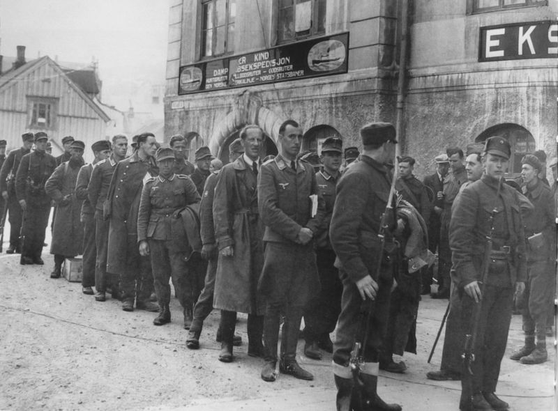 Немецкие пленные на улице городка Норстад. Май 1940 г. 