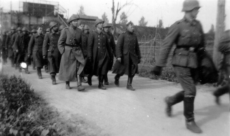 Колонны бельгийских пленных на марше. Май 1940 г. 