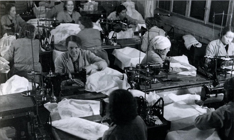 Женщины в швейном цеху. 1943 г. 