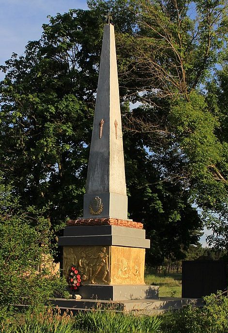 с. Чернявка Черкасского р-на. Памятник 119 односельчанам, погибшим в годы войны.