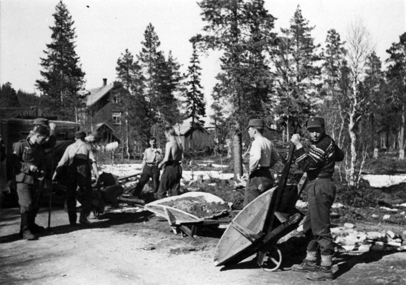 Норвежские пленные чинят дорогу. Май 1940 г. 