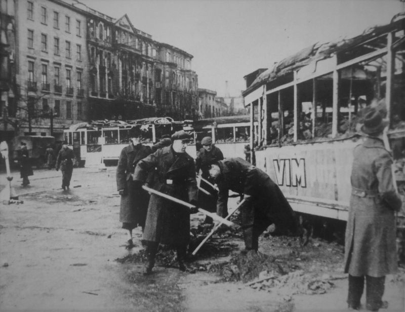 Фольксштурмисты сооружают баррикаду в Берлине. Март 1945 г.