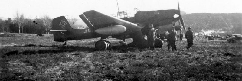 Немецкие пикирующие бомбардировщики Юнкерс Ю-87 на норвежском аэродроме Вэрнес. Май 1940 г. 