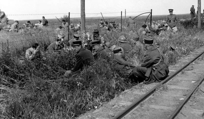 Французские и британские военнопленные, взятые в плен в ходе вторжения в Бельгию. Май 1940 г. 