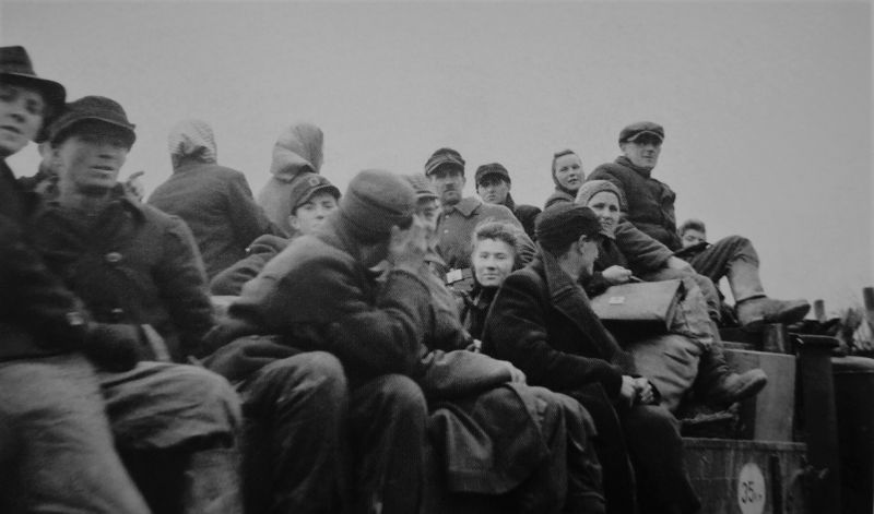 Мирные жители и ополченцы Фольксштурма перед эвакуацией из Лаубана. Март 1945 г. 