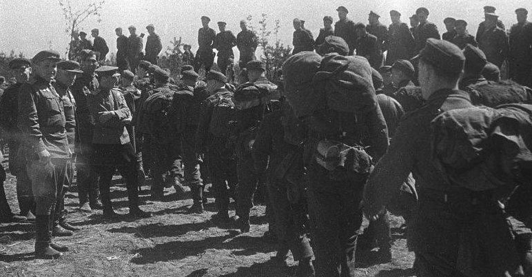 Немецкие пленные в районе косы Фрише-Нерунг. Апрель 1945 г.