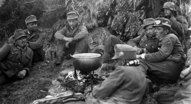 Горные егеря готовят еду в районе норвежской деревни Крокстранда. Май 1940 г. 