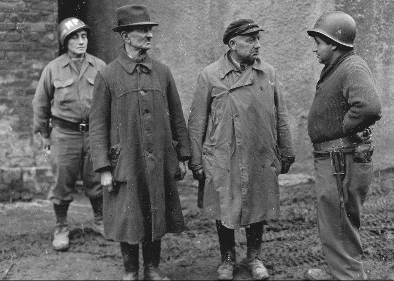 Пленные немецкие ополченцы из Фольксштурма в городе Эльсдорф. Март 1945 года.