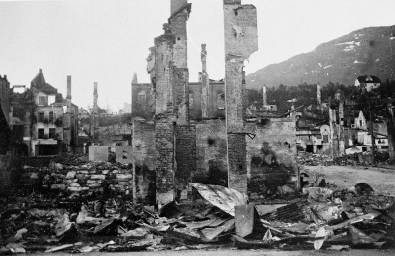 Разрушенные дома улице Нарвика. Июнь 1940 г. 
