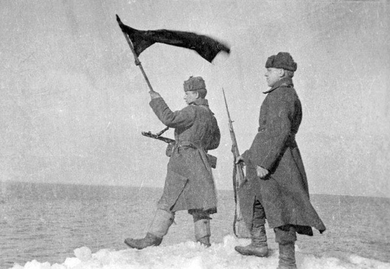 Советские бойцы на берегу Балтийского моря. Апрель 1945 г.