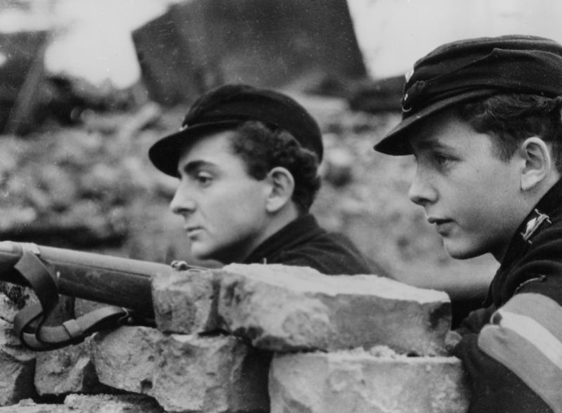 Немецкие подростки - бойцы Фольксштурма. Март 1945 г.