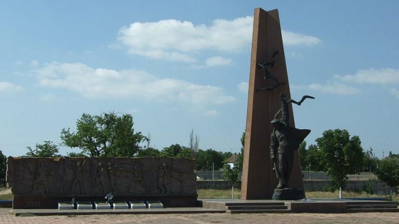 с. Парутино Очаковского р-на. Памятник, установленный в 1968 году в честь воинов-земляков, погибших в годы войны.