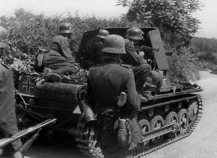 Немецкие солдаты в бою на дороге между Анню и Мердорпом. Май 1940 г.