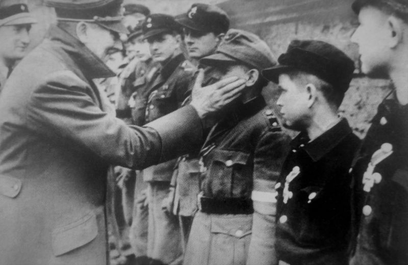 Адольф Гитлер награждает ополченцев из Гитлерюгенд. Март 1945 г. 