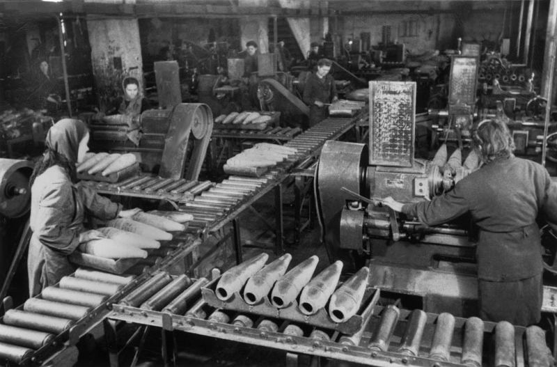 Женщины на производстве снарядов и мин. 1943 г. 