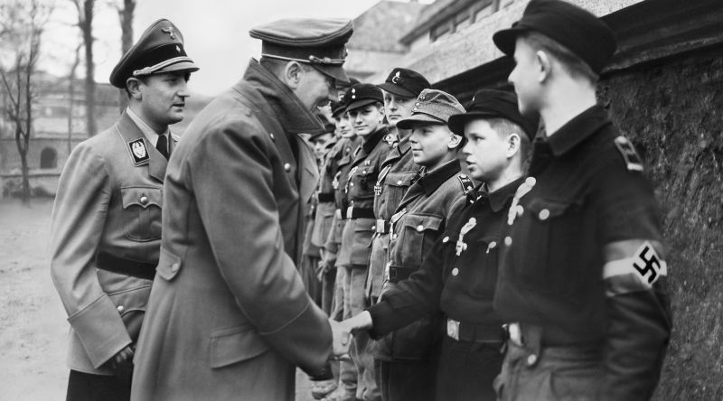 Адольф Гитлер награждает ополченцев из Гитлерюгенд. Март 1945 г. 
