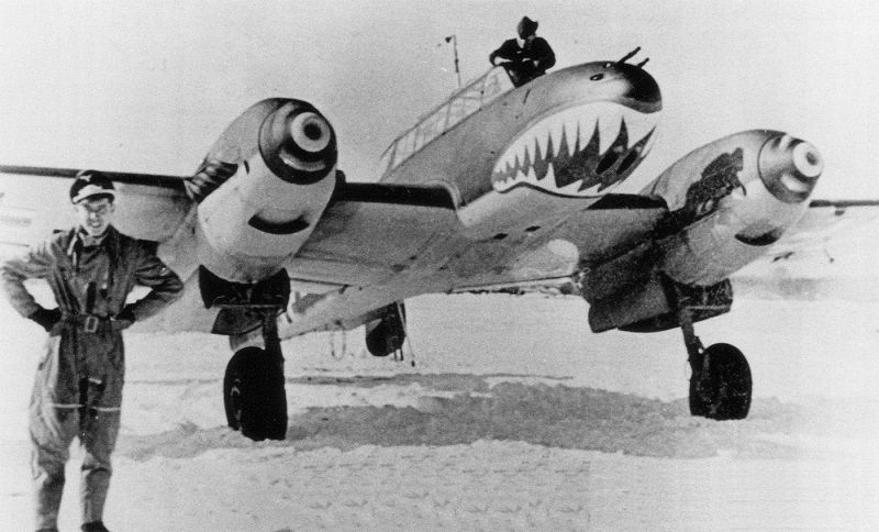 Обер-лейтенант Ганс-Иоахим Ябс у своего истребителя Мессершмитт Bf.110 на аэродроме в Норвегии. Декабрь 1940 г. 