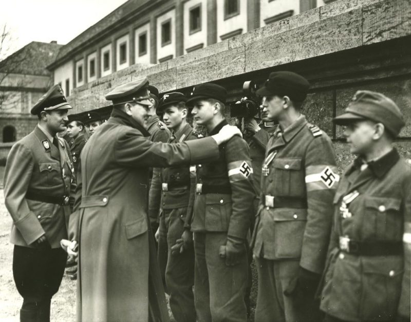 Адольф Гитлер награждает ополченцев из Гитлерюгенд. Март 1945 г.