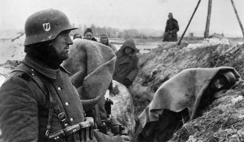 Солдаты войск СС в окопе под Нарвой. Февраль 1944 г. 
