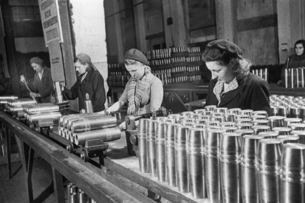 Женщины на производстве снарядов и мин. 1943 г. 