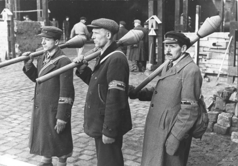Фольксштурмисты в Берлине. 10 марта 1945 г. 