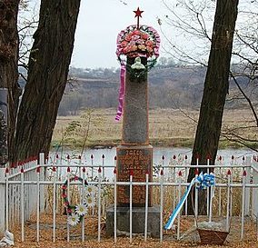 п. Ивановка Первомайского р-на. Братская могила 8 советских воинов. 
