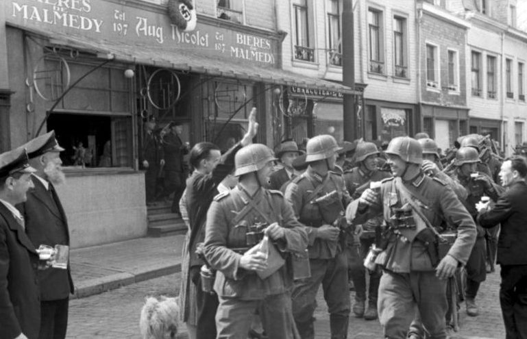 Бельгийцы встречают немцев. Май 1940 г. 