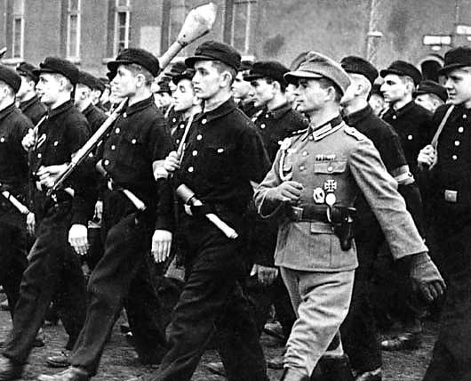 Фольксштурмисты из Гитлерюгенда на параде в Берлине. Апрель 1945 г.