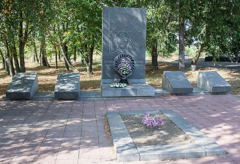 с. Свинарка Уманского р-на. Памятник, установленный на братской могиле советских воинов.
