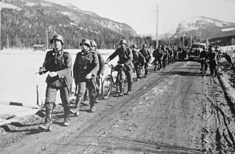 Колонны Вермахта на дорогах в Норвегии. 1940 г.