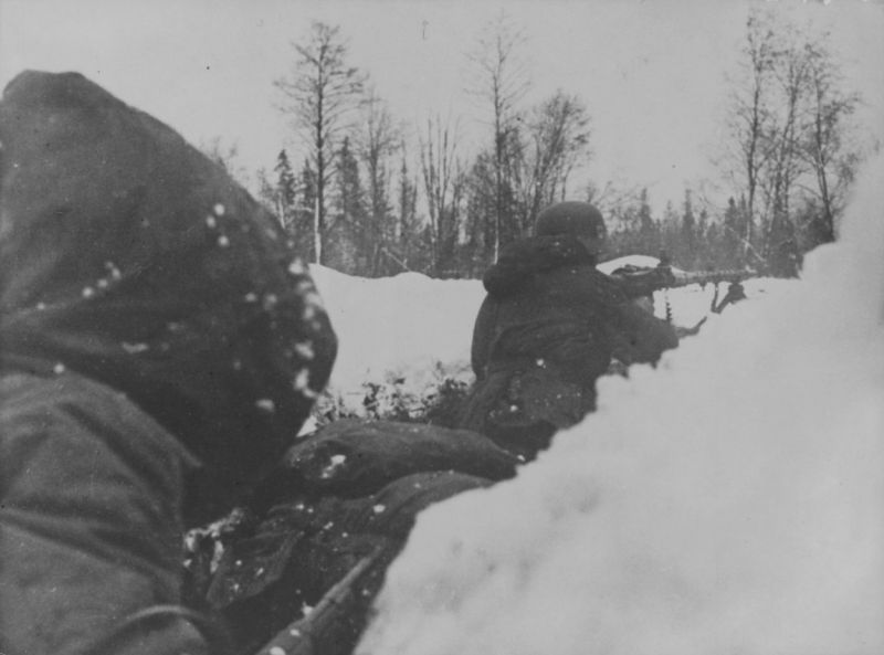Солдаты 20-й эстонской добровольческой дивизии СС перед боями под Нарвой. Март 1944 г. 