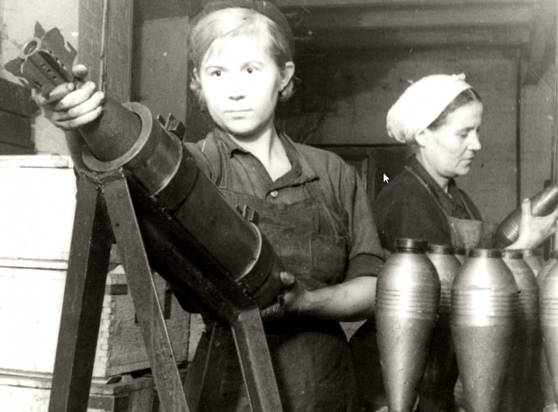 Женщины на производстве снарядов и мин. 1943 г.