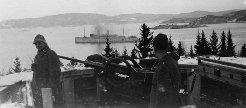 Немецкая 20-мм зенитная пушка на позиции в норвежском городке Ставангер. 1940 г.