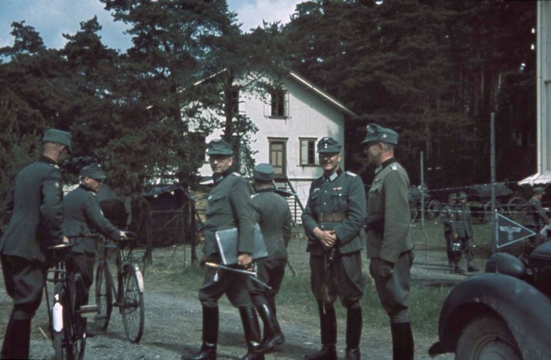Офицеры горных войск Вермахта на улице оккупированного норвежского городка Стайнкьер. 1940 г.