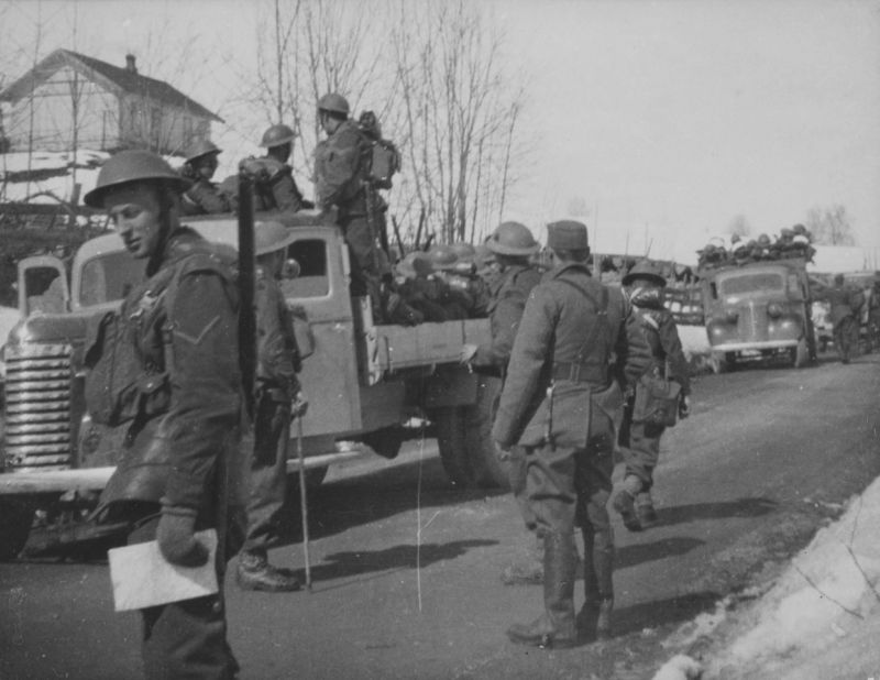 Грузовики с британскими солдатами на улице норвежской деревни. 1940 г. 