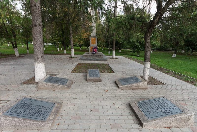 с. Романова Балка Первомайского р-на. Братская могила 16 советских воинов.